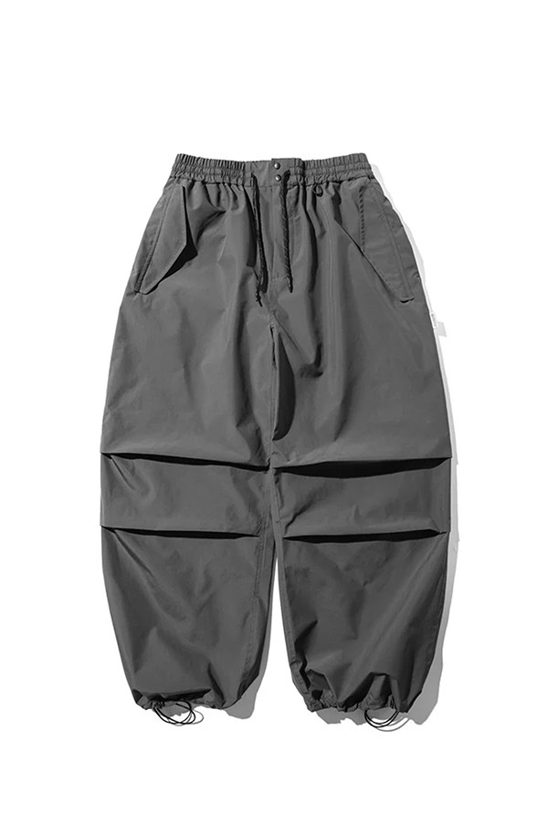 (CLESSTE) 고어텍스 랩스 시티 오버 트라우저 - 그래파이트 그레이는 남녀 공용으로, 일상 및 아웃도어 활동에 적합한 사계절용 오버팬츠입니다. 밀리터리 및 스포티 스타일을 결합하여 캐주얼, 고프코어, 스포티 룩 연출에 용이하며, 여행, 캠핑, 등산 시에도 활용하기 좋습니다. 넉넉한 루즈핏에 긴 기장으로 편안함을 제공하며, 방풍, 투습, 발수 기능으로 쾌적한 착용감을 선사합니다. 허리 고무밴드, 드로코드, 밑단 조절 장치, 립스탑 소재를 적용하여 실용성을 높였습니다.
