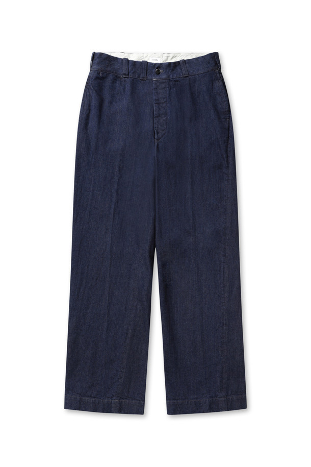 네이비(One Wash) 데님 슬랙스는 남성용 데님 팬츠로, 베이직하고 캐주얼한 스타일을 연출합니다. 사계절 내내 착용 가능하며, 루즈핏 와이드/테이퍼드 핏으로 편안한 착용감을 선사합니다. 셀비지 데님 소재로 제작되어, 데이트룩과 쇼핑룩은 물론 미니멀, 클래식 캐주얼 스타일에도 잘 어울립니다. 무지 디자인으로 어떤 상의와도 쉽게 매치할 수 있어 활용도가 높습니다.
