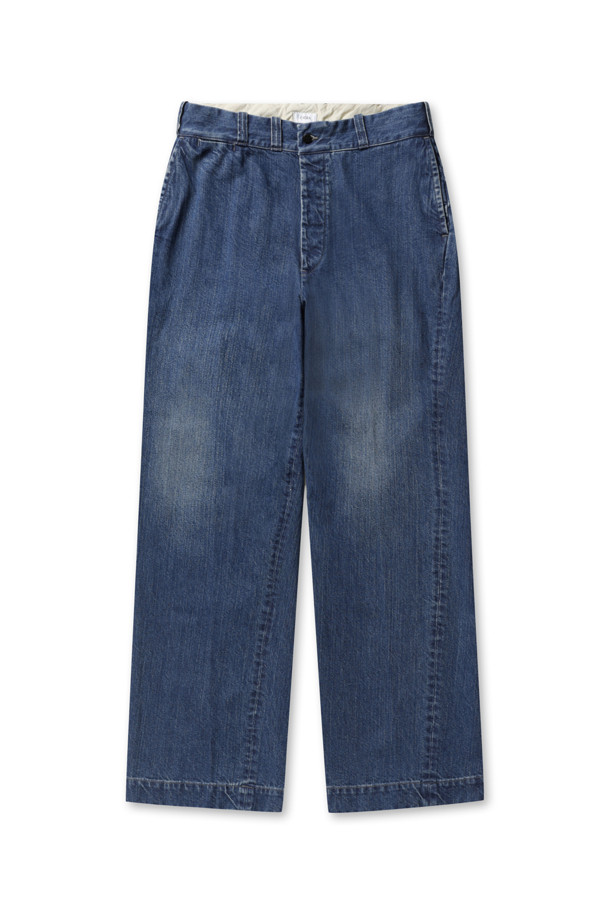 데님 슬랙스 - 미디엄 다크 블루 데미지는 캐주얼, 미니멀, 클래식 스타일을 추구하는 남성을 위한 바지입니다. 봄, 가을에 적합하며, 일상복으로 활용하기 좋습니다. 미디엄 다크 블루 컬러의 워싱 처리된 데님 소재에 11.05oz 중량의 셀비지 데님을 사용하여 제작되었습니다. 와이드 핏과 테이퍼드 핏을 동시에 느낄 수 있으며, 데미지 워싱 디테일로 포인트를 더했습니다. 동네 마실룩이나 봄 소풍룩에 잘 어울리는 스타일입니다.
