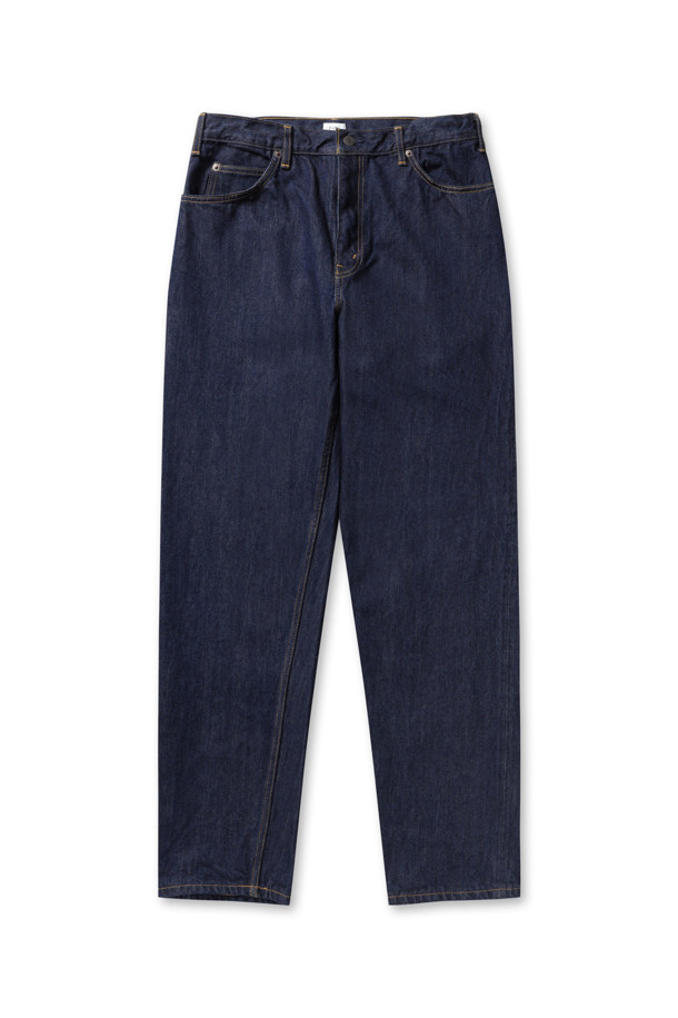 와이드 테이퍼드 5 포켓 팬츠 - 네이비(원 워시)는 베이직하고 캐주얼한 스타일의 남성용 데님 바지입니다. 사계절 내내 착용 가능하며, 와이드 핏과 테이퍼드 디자인으로 편안함과 세련된 실루엣을 동시에 제공합니다. 5 포켓 디자인과 버튼 플라이 디테일이 특징이며, 다양한 상의와 매치하여 미니멀하면서도 클래식한 스타일을 연출할 수 있습니다. 
