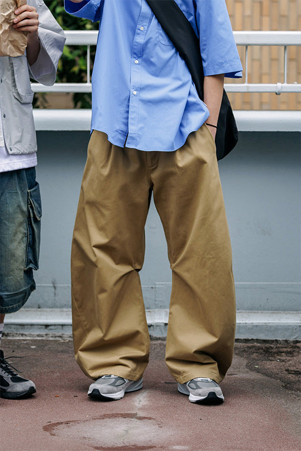 (CLESSTE) 바렐 레그 이지 팬츠 - 베이지는 캐주얼, 미니멀 스타일의 남녀 공용 긴바지입니다. 봄, 가을에 적합하며, 산책룩이나 캠핑룩에 활용하기 좋습니다. 면 소재의 무지 디자인으로, 와이드 및 배기핏의 루즈핏을 연출합니다. 허리 밴딩과 드로우코드가 있어 편안한 착용감을 제공하며, 고밀도 하이카운트 치노 소재로 제작되었습니다.
