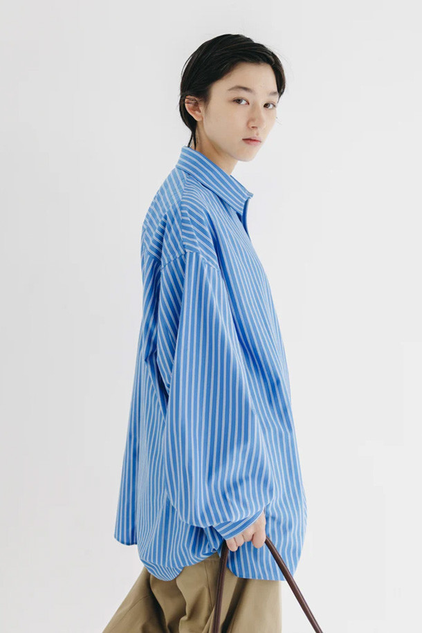 (CLESSTE) 46G 니트 에브리데이 L/S 셔츠 - 삭스 블루 스트라이프는 부드러운 니트 소재로 제작된 여성용 셔츠입니다. 얇은 두께감과 루즈핏으로 편안한 착용감을 선사하며, 봄, 가을에 적합합니다. 셔츠 칼라와 버튼다운 디자인이 특징이며, 데일리룩, 출근룩, 비즈니스 캐주얼 등 다양한 TPO에 활용할 수 있습니다. 베이직, 캐주얼, 클래식, 미니멀 스타일을 즐겨 입는 분들께 추천합니다. 삭스 블루 스트라이프 패턴이 산뜻한 포인트를 더합니다.
