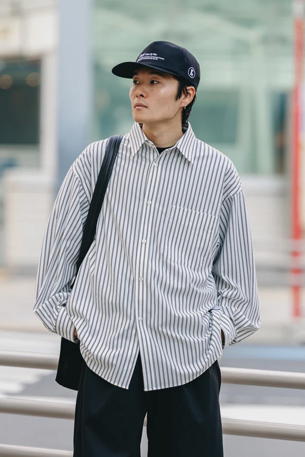 (CLESSTE) 46G 니트 에브리데이 L/S 셔츠 - 화이트 스트라이프는 여성용 니트 셔츠입니다. 부드러운 촉감의 니트 소재로 제작되어 봄, 가을에 착용하기 좋습니다. 라운드넥에 레귤러핏으로 디자인되었으며, 얇은 두께의 긴 소매로 편안하게 착용할 수 있습니다. 화이트와 블랙 스트라이프 패턴이 캐주얼하면서도 미니멀한 스타일을 연출하여 데일리룩과 출근룩에 모두 활용 가능합니다.
