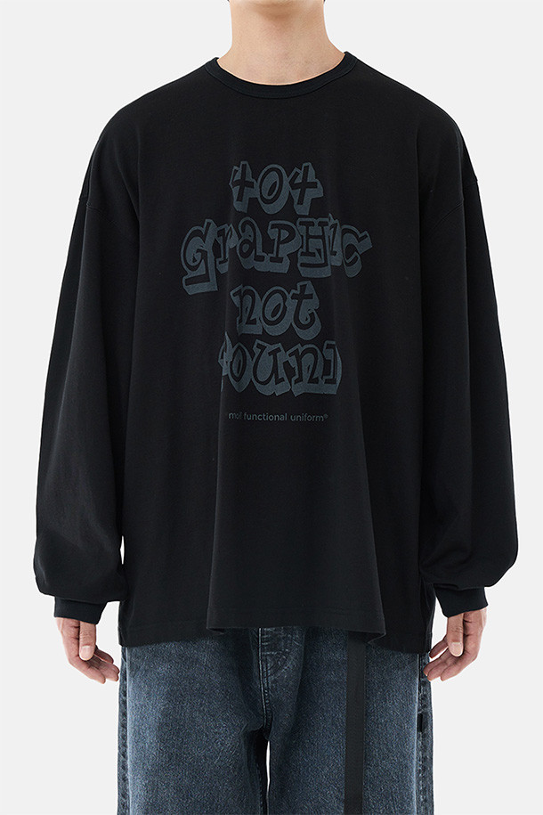 404 GNF(F) L/S 티셔츠 - 블랙은 캐주얼, 스트리트, 미니멀 스타일을 아우르는 긴팔 티셔츠입니다. 봄, 가을, 겨울 계절에 활용하기 좋으며, 일상복으로 편안하게 착용할 수 있습니다. 부드러운 면 소재로 제작되었으며, 오버핏으로 편안한 착용감을 제공합니다. 라운드넥 디자인에 404 GRAPHIC NOT FOUND 그래픽 프린팅이 돋보이며, 손목 립 시접 갈라 처리 및 수축 방지 가공, 골지 립 오프닝 디테일로 완성도를 높였습니다. 겨울철 데일리룩에 개성을 더해보세요.
