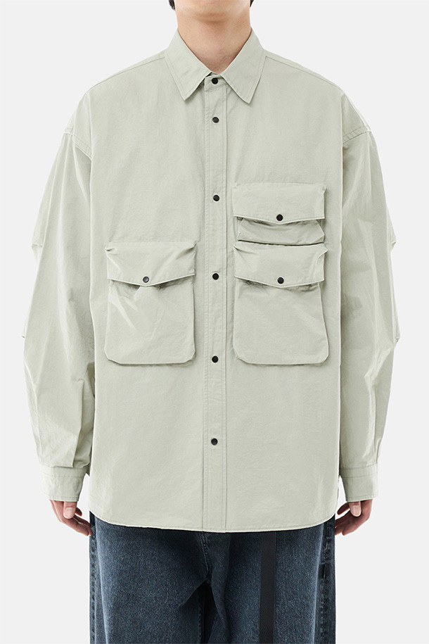 GEAR POCKET 셔츠 - 라이트 토프는 남성용 셔츠로, 봄과 여름에 착용하기 좋습니다. 캐주얼, 미니멀, 시티보이 스타일에 어울리며, 일상, 동네 마실, 여행, 산책 등 다양한 TPO에 활용할 수 있습니다. 라이트 토프 컬러의 오버핏 셔츠로, 레귤러 카라와 긴 소매 기장이 특징입니다. 얇은 두께감의 나일론, 면 혼방 소재에 등판 메쉬 요크, 3개의 입체 포켓, 소매 턱 디테일이 더해져 통기성을 높였습니다. 스냅 여밈 방식의 무지 셔츠로 편안하고 세련된 스타일을 연출해보세요.
