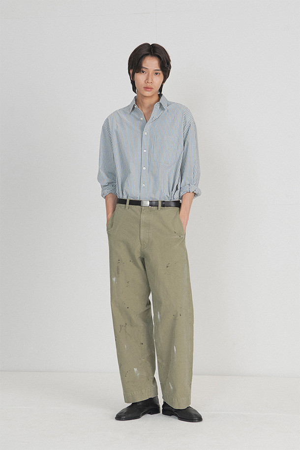 'STEADY SHIRT - BLUE' 셔츠는 클래식과 빈티지 무드를 담아낸, 봄, 여름, 가을 시즌에 적합한 공용 셔츠입니다. 부드러운 촉감의 면 소재에 얇은 두께감으로 편안한 착용감을 선사하며, 루즈핏과 차이나 칼라 디자인이 특징입니다. 섬세한 깅엄 체크 패턴과 자개 단추, 왼쪽 가슴 포켓 디테일이 돋보이며, 타입라이터 워셔 원단, 양면 기모 가공, 바이오워싱 가공으로 완성도를 높였습니다. 데이트룩, 카페룩, 미니멀, 캐주얼 스타일을 즐기는 분들께 추천합니다.
