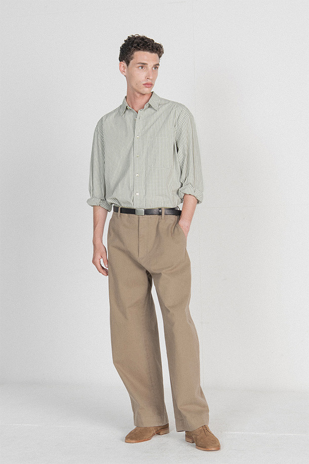 STEADY SHIRT - 올리브 그레이 셔츠는 부드러운 면 소재의 반소매 셔츠입니다. 클래식과 빈티지 무드를 자아내는 깅엄 체크 패턴에 여유로운 핏으로 편안함을 더했습니다. 차이나칼라와 자개 단추, 왼쪽 가슴 포켓이 특징이며, 타입라이터 워셔 원단, 양면 기모, 바이오워싱 가공을 통해 뛰어난 착용감을 선사합니다. 데이트룩, 카페룩, 동네 마실룩 등 다채로운 TPO에 클래식, 캐주얼, 미니멀 스타일로 연출하기 좋습니다.
