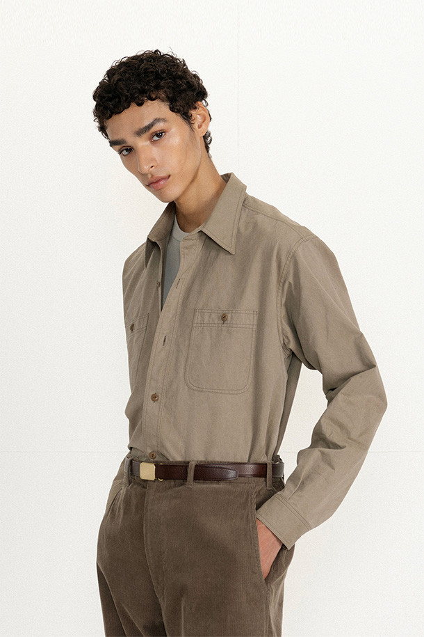 다크 베이지 색상의 WASHED WORK SHIRT (워시드 워크 셔츠)입니다. 면 소재로 제작되어 부드러운 촉감을 자랑하며, 사계절 내내 착용하기 좋습니다. 스탠다드 핏에 레귤러 기장으로, 베이직하면서 빈티지한 스타일을 연출합니다. 가슴 포켓, 캣아이 버튼, 스티치 디테일이 특징이며, 트윌 바이오 워싱, 가먼트 워싱, 후워싱 공법으로 내구성을 높였습니다. 출근룩, 비즈니스 캐주얼, 클래식, 미니멀, 워크웨어 스타일을 즐겨 입는 분들께 추천합니다.
