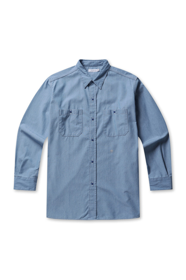 미 해군 샴브레이 셔츠를 기반으로 디자인된 Regular Collar Chambray Shirt - Indigo Bleach입니다. 부드러운 촉감의 얇은 샴브레이 소재로 제작되었으며, 레귤러핏에 긴소매 기장으로 봄, 여름, 가을까지 활용 가능합니다. 캐주얼하고 베이직한 스타일로, 가슴 주머니 디테일과 나나미카 로고 자수가 특징입니다.
