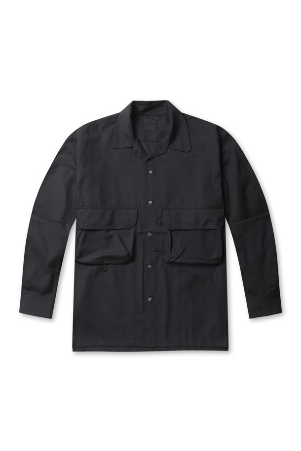 TECH SPORTS 오픈 칼라 셔츠 L/S - 블랙은 남성용 셔츠로, 스포츠 활동과 일상 모두에 활용하기 좋은 제품입니다. 블랙 컬러의 무지 디자인에 오버핏으로 제작되어 스포티하면서도 캐주얼한 스타일을 연출합니다. 오픈 칼라 디자인과 긴 소매 기장이 특징이며, 앞면에는 대형 포켓이 있어 실용성을 더했습니다. 산책룩이나 여행룩으로 활용하기 좋으며, 미니멀한 스타일을 선호하는 분들께도 적합합니다. 사계절용으로 제작되어 다양한 계절에 활용할 수 있습니다.
