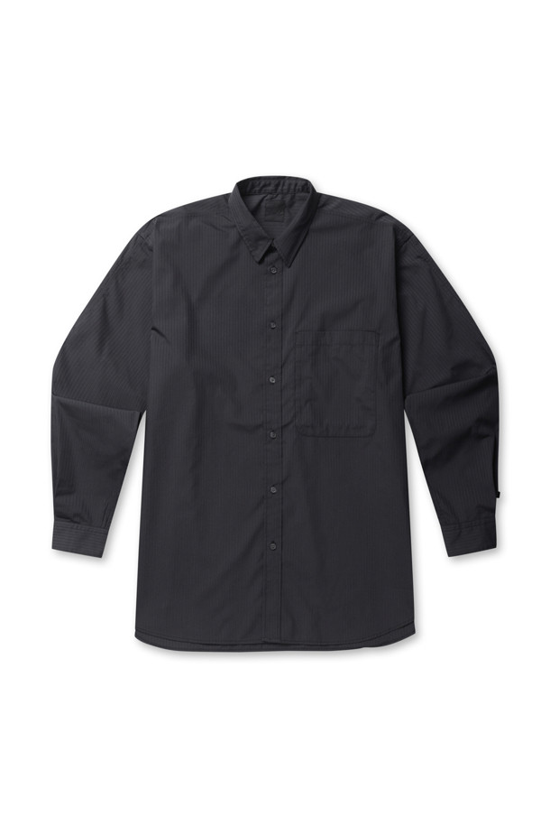 TECH REGULAR STRIPE SHIRT L/S - BLACK (테크 레귤러 스트라이프 셔츠 L/S - 블랙)는 남성용 셔츠로, 일상 및 비즈니스 캐주얼 스타일에 적합합니다. 기본적이면서도 캐주얼한 무드를 연출하며, 봄, 가을에 입기 좋은 긴소매 셔츠입니다. 차이나칼라에 오버핏으로 제작되었으며, 가슴 부분에 패치 포켓이 있어 포인트를 더했습니다. 블랙 컬러 바탕에 스트라이프 패턴과 도비 디자인이 돋보이며, 다양한 스타일링에 활용할 수 있습니다.
