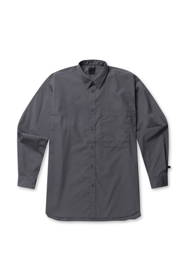 TECH REGULAR STRIPE SHIRT L/S - CHARCOAL (테크 레귤러 스트라이프 셔츠 L/S - 차콜)는 남성용 셔츠로, 봄, 가을에 착용하기 좋습니다. 차콜 컬러의 베이직 스타일 셔츠이며, 핏은 오버핏으로 제작되었습니다. 가슴 패치 포켓과 도비 스트라이프 패턴이 특징이며, 긴 소매 기장입니다. 데이트룩이나 출근룩 등 다양한 TPO에 맞춰 클래식, 미니멀, 캐주얼 스타일을 연출할 수 있습니다.
