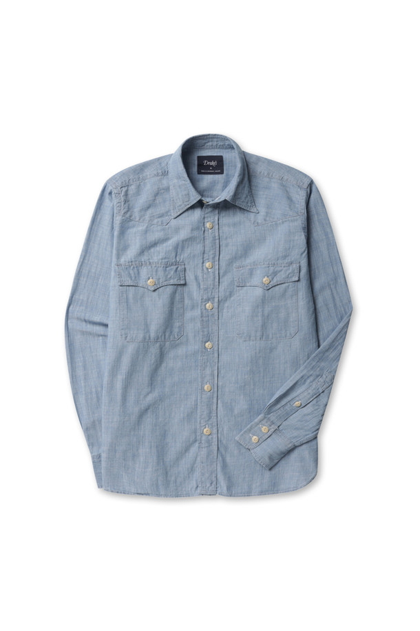 샴브레이 투 포켓 웨스턴 셔츠 - 라이트 블루는 가볍고 시원한 착용감을 선사하는 남성용 웨스턴 셔츠입니다. 얇은 두께의 샴브레이 면 소재로 제작되어 봄, 여름 시즌에 적합하며, 캐주얼, 클래식, 미니멀 스타일을 즐기는 데이트룩 연출에 좋습니다. 전면에 투 포켓 디자인과 웨스턴 요크 디테일이 특징이며, 슬림핏으로 깔끔한 실루엣을 연출합니다. 라이트 블루 컬러와 차이나 칼라, 긴 소매 기장으로 세련된 분위기를 더합니다.
