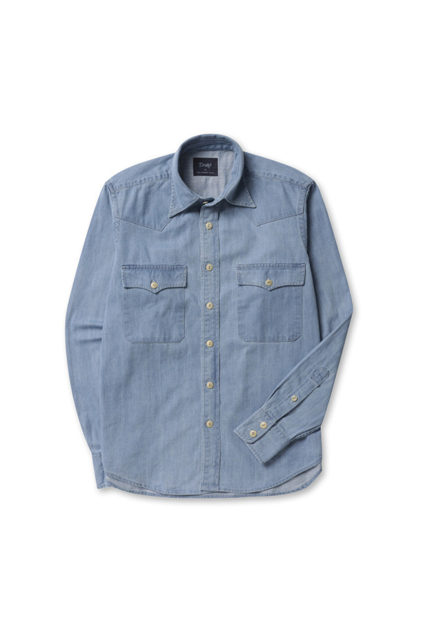 데님 투 포켓 웨스턴 셔츠 - 블리치 워시입니다. 봄, 가을에 어울리는 캐주얼, 웨스턴 스타일의 긴소매 셔츠로, 동네 마실룩이나 가을 나들이룩에 적합합니다. 슬림핏 디자인에 7.6oz의 데님 소재와 면 혼방으로 제작되어 편안한 착용감을 제공합니다. 투 포켓 디자인과 요크 스티치 디테일이 돋보이며, 인디고 염색과 워싱 가공을 거쳐 빈티지한 매력을 더했습니다. 캐주얼, 클래식, 미니멀 스타일을 즐기는 분들께 추천합니다.
