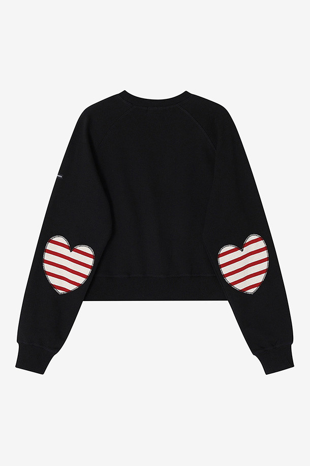 생 제임스(Saint James) 봉 봉 쁘띠 - 누아(Bon Bon Petit - Noir)는 여성용 크롭 스웨트셔츠입니다. 블랙 컬러의 면 소재로 제작되었으며, 봄, 가을, 겨울 계절에 착용하기 좋습니다. 캐주얼, 미니멀, 클래식 스타일을 아우르며, 라운드넥과 긴 소매, 두꺼운 두께감으로 편안한 착용감을 선사합니다. 헤리티지 길드 스트라이프 패치 디자인이 특징이며, 스트라이프와 패치워크 패턴이 돋보입니다.
