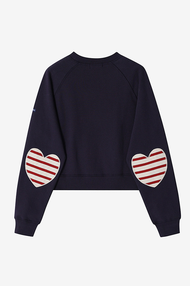 (Saint James) 봉 봉 쁘띠 - 다크 네이비는 캐주얼, 클래식, 미니멀 스타일을 즐기는 여성들을 위한 상의입니다. 부드러운 촉감의 프렌치 테리 면 소재로 제작되어 봄, 가을에 편안하게 착용할 수 있으며, 라운드넥과 래글런 소매 디자인이 특징입니다. 다크 네이비 컬러와 스트라이프 패턴이 조화롭게 어우러져 세련된 분위기를 연출하며, 하트 엘보 패치 디테일과 스티치 디테일이 포인트를 더합니다. 크롭 기장으로 동네 마실룩, 카페룩, 봄 소풍룩 등 다양한 TPO에 활용하기 좋습니다.
