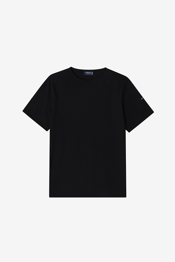 Levant 18 - 누아르 (Noir)는 캐주얼웨어로 활용하기 좋은 남녀공용 반팔 티셔츠입니다. 봄, 여름 시즌에 적합하며, 얇은 두께감과 부드러운 면 소재로 편안한 착용감을 선사합니다. 루즈핏에 라운드넥 디자인이며, 기본적인 스트라이프 패턴으로 미니멀하고 클래식한 스타일을 연출할 수 있습니다. 왼쪽 팔에는 로고 패치가 있어 포인트를 더했습니다. 동네 마실룩, 여행룩, 봄 소풍룩 등 다양한 TPO에 활용하기 좋은 아이템입니다.
