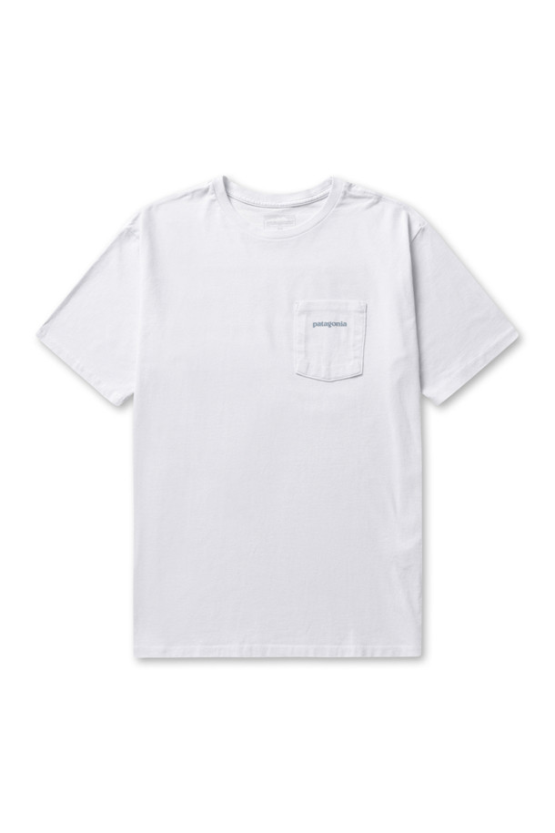 멘즈 보드숏 로고 포켓 레스폰서빌리티-티 - 화이트는 캐주얼한 스타일의 남성용 반팔 티셔츠입니다. 봄, 여름 시즌에 적합하며, 데이트룩, 동네 마실룩과 같은 TPO에 잘 어울립니다. 레귤러 핏의 라운드넥 디자인으로, 가슴 포켓에 로고 프린트가 있는 것이 특징입니다. 리사이클 원단을 사용하여 제작되었으며, 미니멀하고 클래식한 스타일을 연출할 수 있습니다. 일상복으로 활용하기 좋은 아이템입니다.
