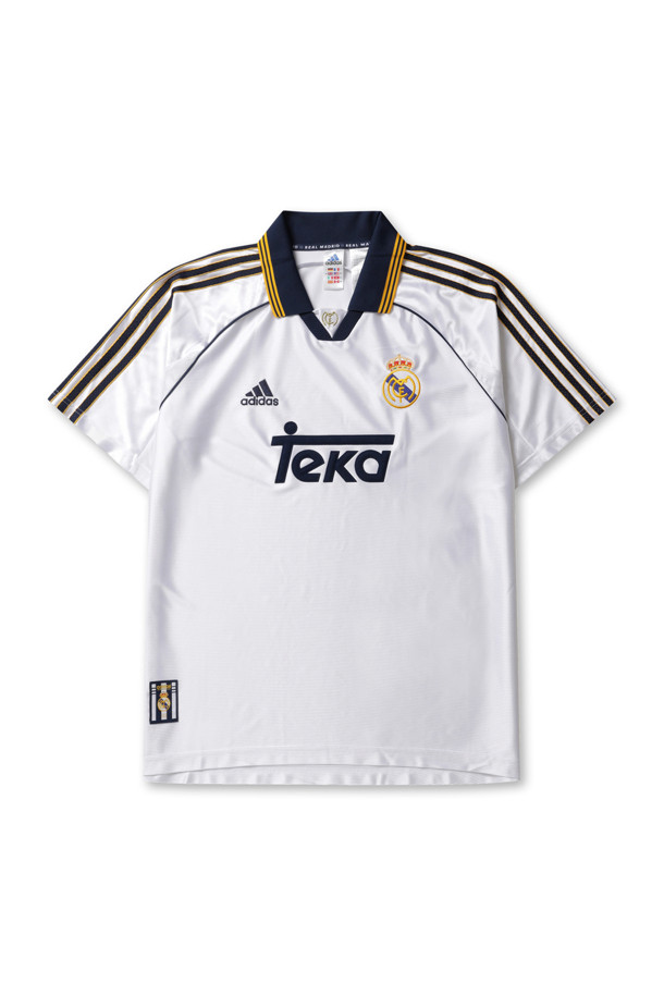 레알 마드리드 99/00 홈 유니폼 - 화이트는 남성용 스포츠 의류입니다. 봄, 여름 시즌에 적합하며, 스포티하고 클래식한 스타일을 연출합니다. 헨리넥 디자인에 루즈핏으로 편안하게 착용 가능하며, 반소매 기장과 로고 패턴이 특징입니다. 레트로 축구 유니폼으로, 자수 로고가 돋보이는 디자인입니다. 피트니스룩, 휴가룩, 여행룩 등 다양한 TPO에 활용할 수 있습니다.
