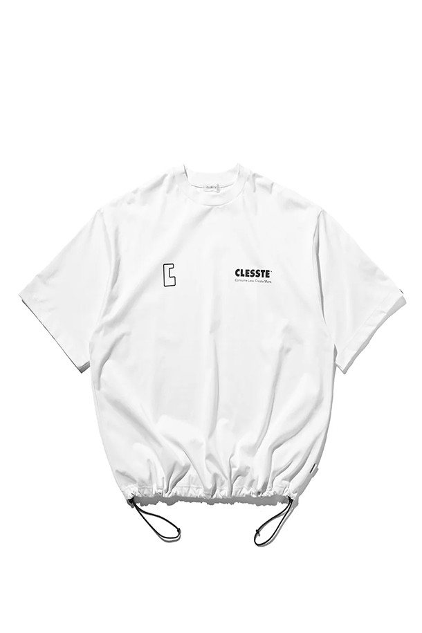 "LOGO PRINT MASSIVE T-SHIRT WITH DRAWSTRINGS A - WHITE"는 남녀 모두 착용 가능한 오버핏 티셔츠입니다. 봄, 여름 시즌에 어울리는 5부 소매 기장의 라운드넥 디자인으로, 캐주얼 및 스트릿 스타일을 연출하기 좋습니다. 밑단 양쪽에 CLESSTE 시그니처 수축 팁 어저스터가 부착되어 사이즈 조절이 가능하며, 화이트 컬러에 로고 패턴으로 포인트를 더했습니다.
