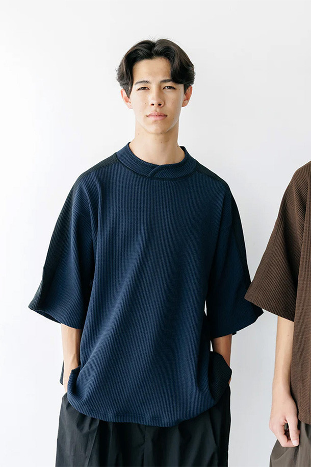 (CLESSTE) 시티 S/S 라이트 써멀 풀오버 - 네이비 X 블랙은 캐주얼, 스포티, 미니멀 스타일을 모두 아우르는 남성용 반소매 상의입니다. 봄, 여름 시즌에 적합하며, 가볍고 부드러운 폴리에스테르 소재로 제작되어 편안한 착용감을 선사합니다. 라운드넥 디자인에 레귤러핏으로 제작되었으며, 드로우스트링 밑단 처리로 활동성을 더했습니다. 무지 패턴의 네이비와 블랙 컬러 조합은 어떤 스타일에도 쉽게 매치할 수 있으며, 높은 복원력과 구김이 잘 가지 않는 실용성을 갖춘 제품입니다.
