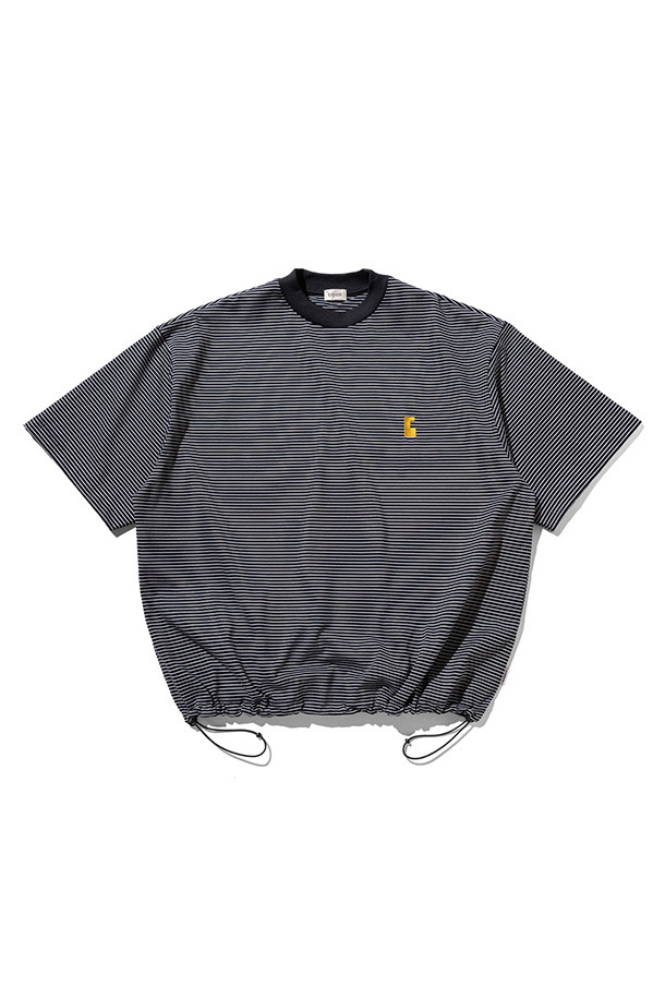 (CLESSTE) "C" 스트라이프 매시브 티셔츠 (네이비 X 화이트)는 스트릿, 캐주얼 스타일을 즐기는 남녀 모두를 위한 오버핏 반소매 티셔츠입니다. 봄, 여름 시즌에 적합하며, 산책룩과 집콕룩 등 편안한 TPO에 잘 어울립니다. 네이비와 화이트 컬러의 스트라이프 패턴이 시원하고 경쾌한 느낌을 주며, CLESSTE 시그니처 심볼 로고로 포인트를 더했습니다. 밑단 양쪽에 어저스터가 부착되어 사이즈 조절이 용이하며, 3XL 빅사이즈까지 폭넓은 선택이 가능합니다.
