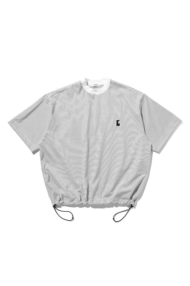 (CLESSTE) "C" 스트라이프 매시브 티셔츠 (화이트 X 블랙)는 남녀 모두 착용 가능한 오버핏 티셔츠입니다. 캐주얼, 스트릿 스타일을 위한 디자인으로, 봄, 여름 시즌에 적합합니다. 밑단 양쪽의 어저스터로 사이즈 조절이 가능하며, CLESSTE 시그니처 심볼 로고가 특징입니다. 3XL 사이즈에 해당하는 넉넉한 빅사이즈로 편안한 착용감을 선사합니다. 화이트와 블랙의 스트라이프 패턴이 돋보이는 반소매 티셔츠입니다.
