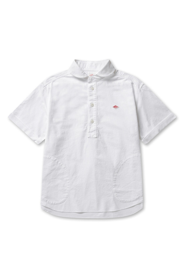 화이트 색상의 옥스퍼드 라운드 카라 반소매 풀오버 셔츠입니다. 부드러운 수피마 코튼 소재로 제작되어 편안한 착용감을 선사하며, 베이직하고 클래식한 스타일을 연출합니다. 얇고 가벼운 두께감으로 봄, 여름 시즌에 적합하며, 박스 핏 디자인으로 자연스러운 실루엣을 완성합니다. 앞면 양쪽 포켓 디테일이 있으며, 데이트룩, 카페룩 등 다채로운 TPO에 활용 가능한 미니멀하고 캐주얼한 셔츠입니다.
