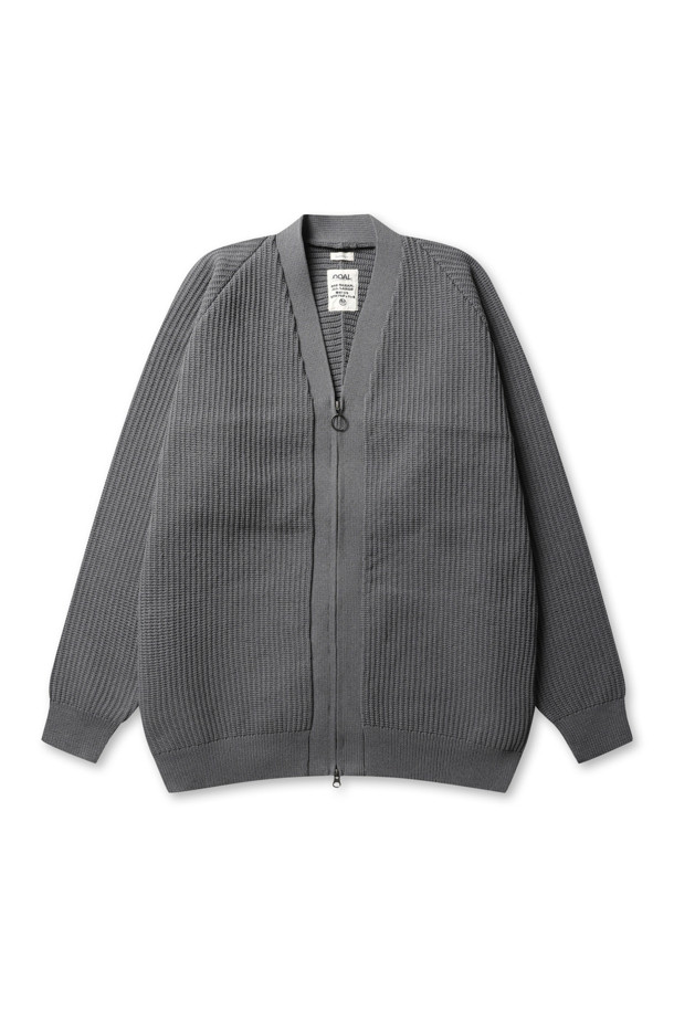 (NANAMICA) 5G 집업 가디건 - 헤더 그레이는 캐주얼, 미니멀, 클래식 스타일을 아우르는 상의입니다. 두꺼운 두께감의 폴리에스터 소재로 제작되어 가을, 겨울 시즌에 적합하며, 오버핏으로 편안한 착용감을 제공합니다. 헤더 그레이 컬러의 골지 보카시 패턴이 특징이며, 긴 소매와 집업 여밈 방식으로 디자인되었습니다. 일상생활에서 활용하기 좋은 실용적인 아이템으로, 포켓 디테일이 더해져 수납성을 높였습니다.
