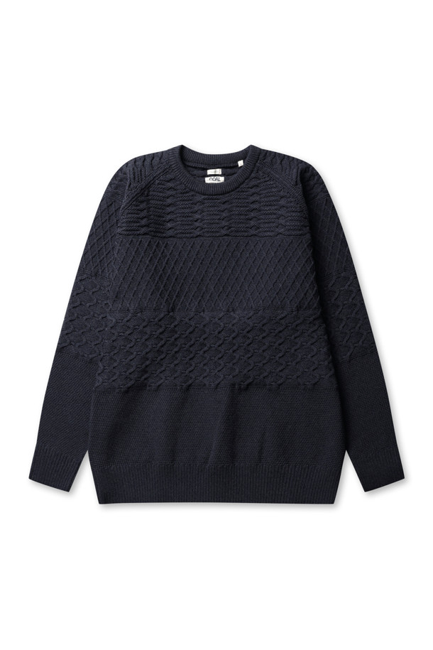 (NANAMICA) 크루 넥 스웨터 - 다크 네이비는 미니멀하고 베이직한 스타일의 남녀 공용 스웨터입니다. 가을과 겨울에 적합하며, 두꺼운 두께감과 부드러운 촉감으로 포근하게 착용할 수 있습니다. 라운드넥 디자인에 오버핏으로 제작되어 편안한 착용감을 선사하며, 출근룩과 모임룩 등 다양한 TPO에 활용하기 좋습니다. 케이블 패턴과 긴 소매가 특징이며, 리사이클 소재를 사용하여 환경까지 생각한 제품입니다. 클래식, 미니멀, 캐주얼 스타일을 즐겨 입는 분들께 추천합니다.
