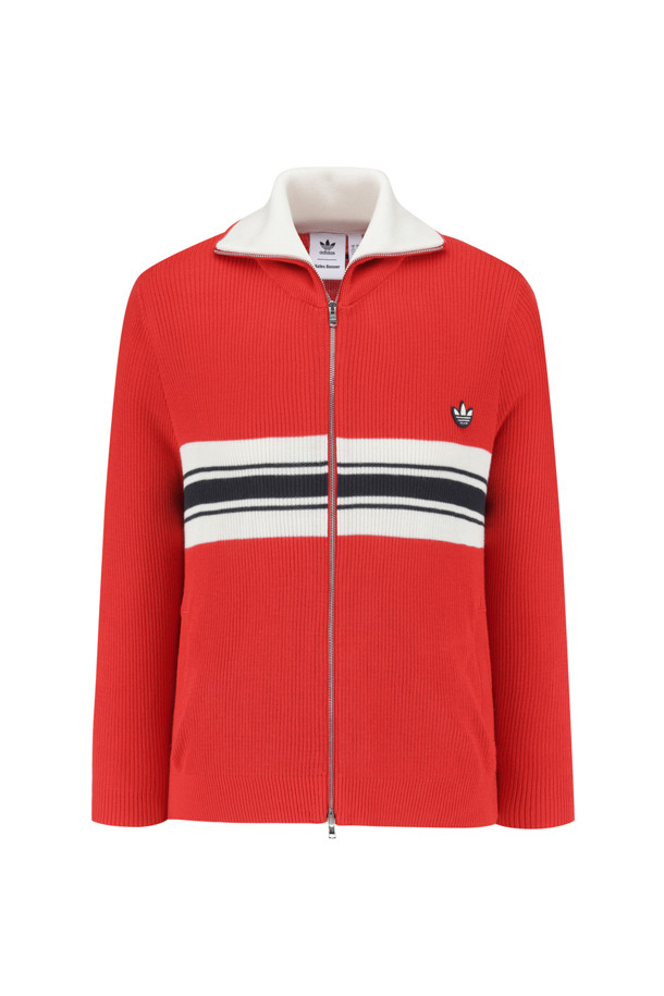 아디다스 X 웨일스 보너 W 니트 트랙탑 - 베터 스칼렛은 스포티하면서도 캐주얼한 스타일을 연출하는 여성용 상의입니다. 중간 두께의 부드러운 니트 소재로 제작되어 봄, 가을에 착용하기 좋습니다. 스칼렛 레드와 화이트 컬러 배색의 스트라이프 패턴이 특징이며, 긴 소매와 레귤러핏으로 편안한 착용감을 선사합니다. 집업 네크라인과 크로셰 3-스트라이프 디테일이 돋보이며 아디다스와 웨일스 보너의 콜라보레이션으로 탄생한 특별한 디자인입니다. 일상생활뿐만 아니라 스포츠 활동 시에도 활용할 수 있습니다.
