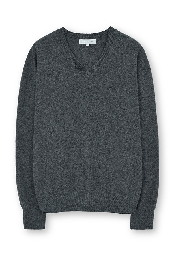 엑스트라 슈퍼 파인 브이넥 니트 - 차콜은 부드러운 촉감과 보온성을 갖춘 남성용 니트입니다. 엑스트라 수퍼 파인 울 100% 소재로 제작되어 고급스러운 착용감을 선사하며, 얇은 두께감으로 가을부터 겨울까지 활용하기 좋습니다. 차콜 컬러의 베이직하고 미니멀한 디자인으로 다양한 스타일 연출이 용이하며, 데일리룩 및 출근룩에 적합합니다. 소매단과 밑단 리브 처리로 깔끔한 마무리를 더했으며, 드라이클리닝을 권장합니다. 여유로운 핏의 긴소매 브이넥 니트로 미니멀, 클래식, 캐주얼 스타일을 즐겨보세요.
