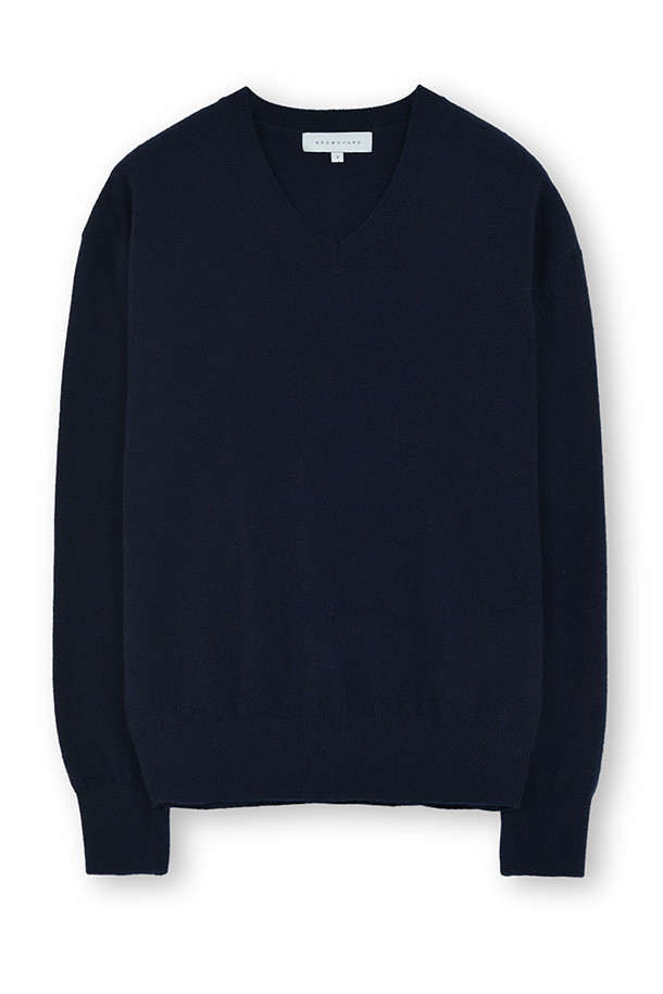 다크 네이비 색상의 Extra Super Fine V넥 니트입니다. 울 100% 소재에 EXTRA SUPER FINE WOOL 원사를 사용하여 부드러운 촉감을 선사합니다. 얇은 두께감으로 가을과 겨울철에 따뜻하게 착용할 수 있으며, 여유로운 핏으로 편안함을 더했습니다. 소매단과 밑단 리브 처리로 디자인의 완성도를 높였으며, 드라이클리닝을 권장합니다. 베이직한 스타일로 겨울 데일리룩, 출근룩, 오피스룩 등 다양한 TPO에 활용하기 좋습니다.
