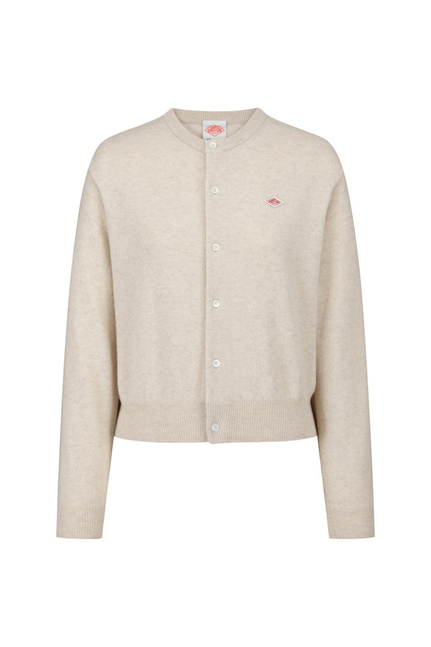 오트밀 컬러의 여성 램스울 크루넥 니트 가디건입니다. 베이직하고 클래식한 스타일로, 가을과 겨울에 따뜻하게 입을 수 있습니다. 부드러운 램스울 소재와 두꺼운 두께감으로 포근한 착용감을 선사하며, 레귤러 핏으로 편안하게 착용 가능합니다. 라운드넥 디자인에 버튼 여밈 방식으로, 블루종 스타일 커프스가 특징입니다. 출근룩, 모임룩, 비즈니스 캐주얼 등 다양한 TPO에 활용할 수 있는 미니멀하고 클래식한 디자인입니다.
