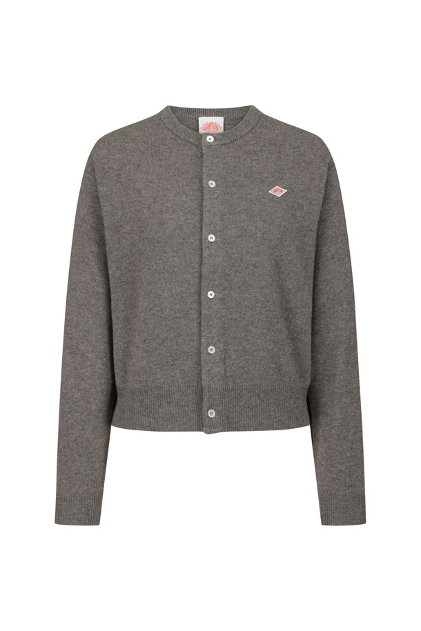 토프 컬러의 여성 램스울 크루넥 니트 가디건입니다. 부드러운 램스울 소재로 제작되어 포근하고 따뜻한 착용감을 선사합니다. 루즈핏으로 편안하게 착용 가능하며, 라운드넥 디자인으로 다양한 스타일 연출이 용이합니다. 가을, 겨울 시즌 데일리룩 또는 모임룩으로 활용하기 좋으며, 캐주얼, 클래식, 미니멀 스타일 모두 소화 가능합니다. 특히, 블루종 스타일 커프스로 포인트를 더해 세련된 분위기를 연출합니다.
