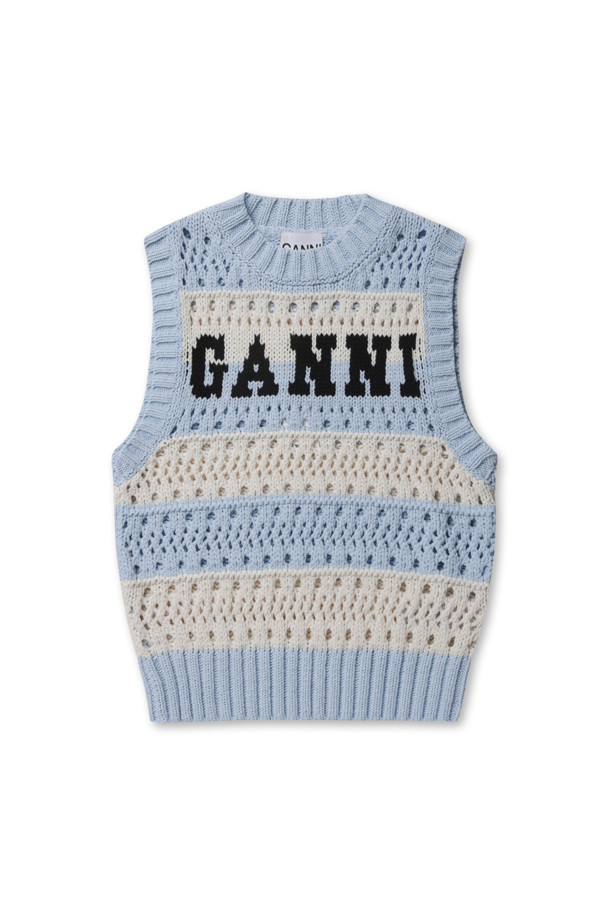 스트라이프 베스트 - 소프트 샹브레이 (STRIPED VEST - SOFT CHAMBRAY)는 여성용 상의 베스트입니다. 봄, 가을 계절에 어울리는 캐주얼 스타일의 크롭 기장 민소매 제품으로, 부드러운 촉감의 니트 소재로 제작되었습니다. 블루와 화이트 컬러의 스트라이프 패턴에 GANNI 로고 디테일이 더해져 포인트를 줍니다. 데이트룩, 카페룩과 같은 TPO에 잘 어울리며, 캐주얼, 미니멀, 클래식 스타일을 연출하기 좋습니다. 
