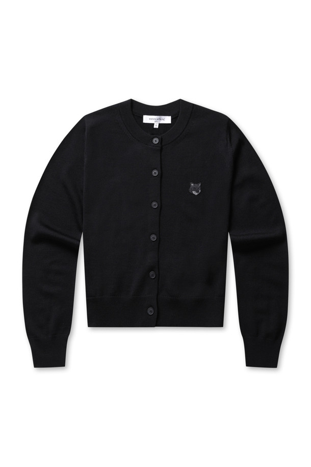 메종키츠네의 볼드 폭스 헤드 패치 레귤러 가디건 - 블랙입니다. 울 소재로 제작되어 봄, 가을에 착용하기 좋으며, 캐주얼하고 베이직한 스타일을 연출합니다. 라운드넥 디자인에 레귤러핏으로 편안하게 착용 가능하며, 소매는 긴 기장입니다. 가슴 부분의 메종키츠네 자수 패치워크가 특징이며, 네크라인, 허리, 커프스에는 리브 디테일이 더해졌습니다. 버튼 잠금 방식으로 간편하게 착용할 수 있습니다.