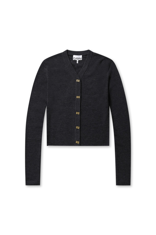 미니 리브드 메리노 가디건 - 팬텀은 여성스러운 실루엣을 연출하는 슬림핏 크롭 가디건입니다. 부드러운 메리노 울 소재로 제작되어 봄, 가을에 포근하게 착용하기 좋으며, 골지 패턴과 V넥 디자인이 특징입니다. 버튼 여밈 방식으로 편안하게 착용할 수 있으며, 미니멀하고 베이직한 스타일을 연출합니다. 데이트룩이나 카페룩에 세련된 포인트를 더할 수 있으며, 가슴 부분의 로고 자수가 은은한 매력을 더합니다. 긴 소매 기장으로 간절기 날씨에 보온성을 더해줍니다.
