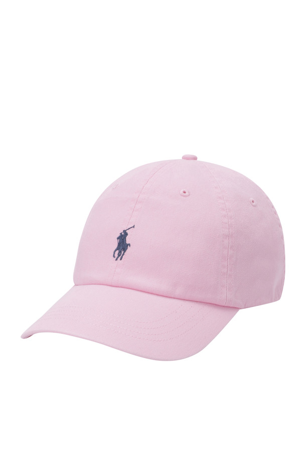 카멜 핑크와 쥬얼 블루, 두 가지 다채로운 컬러로 출시된 COTTON CHINO BASEBALL CAP (코튼 치노 베이스볼 캡)입니다. 부드러운 면 소재로 제작되어 편안한 착용감을 선사하며, 봄, 여름 시즌 데일리룩에 활용하기 좋습니다. 6패널 디자인에 자수 아일릿, 포니 자수, Polo 자수 디테일이 더해져 캐주얼하고 미니멀한 스타일을 연출합니다. 버클 스트랩으로 사이즈 조절이 가능하며, 통기성이 우수하고 내부 스웨트밴드가 있어 쾌적하게 착용할 수 있습니다. 여행룩, 봄 소풍룩 등 다양한 TPO에 매치하여 클래식한 매력을 더해보세요.
