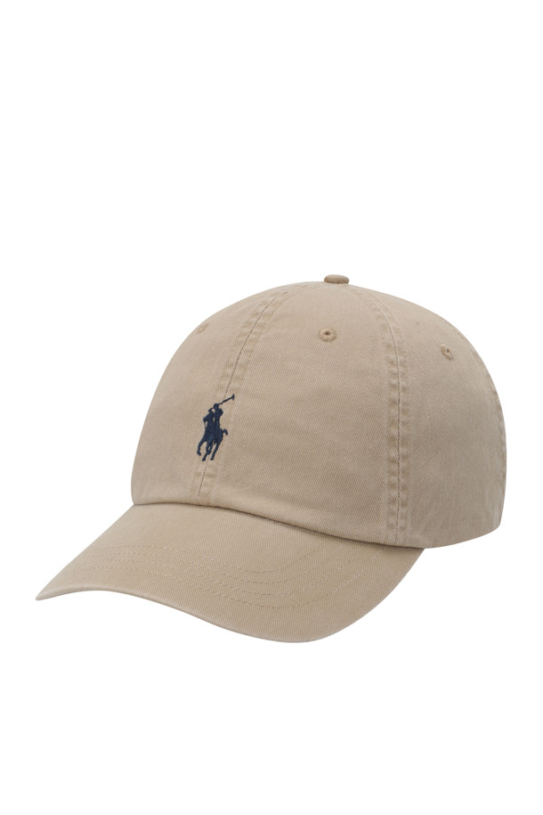 COTTON CHINO BASEBALL CAP (카페 탄/뉴포트 네이비)는 면 소재로 제작되어 부드러운 촉감을 선사하며, 봄, 여름, 가을에 착용하기 좋습니다. 캐주얼, 클래식, 미니멀 스타일을 추구하는 분들께 추천하며, 산책룩과 여행룩에 매치하기 좋습니다. 6패널 구조와 내부 스웨트밴드가 편안한 착용감을 제공하며, 시그니처 포니 자수와 Polo 자수가 디자인의 포인트입니다.  뒷면의 버클 스트랩으로 사이즈 조절이 용이하며, 일반적인 모자 깊이와 챙 넓이로 제작되었습니다.
