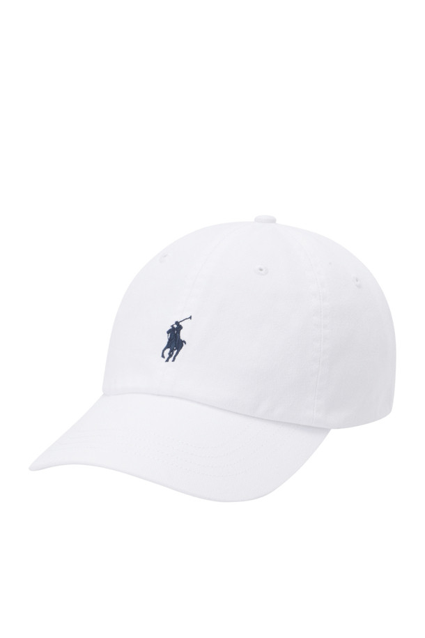 COTTON CHINO BASEBALL CAP - WHITE/ NEWPORT NAVY (코튼 치노 베이스볼 캡 - 화이트/ 뉴포트 네이비)는 면 소재로 제작되어 부드러운 촉감을 선사하는 베이스볼 캡입니다. 화이트와 네이비 두 가지 색상으로 출시되었으며, 일상생활과 봄 소풍룩, 여행룩 등 다양한 TPO에 활용하기 좋습니다. 6패널 구조와 내부 스웨트밴드로 편안한 착용감을 제공하며, 통기성이 뛰어나 쾌적하게 착용할 수 있습니다. 캡 전면에는 시그니처 포니 자수와 Polo 자수가 놓여있어 클래식하고 미니멀한 디자인을 강조합니다. 버클 스트랩으로 사이즈 조절이 용이하며 캐주얼한 스타일을 연출하기에 좋습니다.

