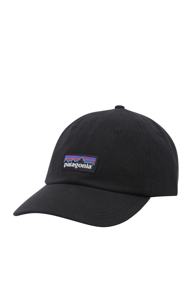 P-6 라벨 트래드 캡 - 블랙은 캐주얼, 미니멀, 클래식 스타일을 아우르는 볼캡입니다. 산책룩, 여행룩에 잘 어울리며, 봄, 여름, 가을 계절에 착용하기 좋습니다. 부드러운 순면과 폐그물 재생 소재 챙으로 제작되어 편안한 착용감을 선사합니다. 6패널 디자인에 라벨 장식이 돋보이며, 원단 스트랩으로 사이즈 조절이 가능합니다. 무지 디자인의 블랙 컬러로 어떤 스타일에도 쉽게 매치할 수 있습니다.
