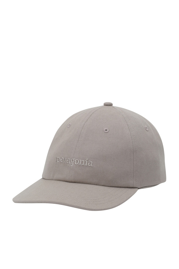 FITZ ROY ICON TRAD CAP - SEABIRD GREY (피츠 로이 아이콘 트래드 캡 - 씨버드 그레이)는 부드러운 면 소재로 제작되어 편안한 착용감을 제공하는 볼캡입니다. 로우 캡에 가까운 모자 깊이와 챙 넓이로 제작되었으며, 6패널 디자인과 로고 자수 디테일이 돋보이는 디자인입니다. 가볍고 통기성이 좋아 봄, 여름, 가을 일상 속 산책룩, 봄 소풍룩에 캐주얼, 미니멀, 클래식 스타일로 포인트를 더할 수 있습니다. 사이즈 조절이 가능하며, 85g의 가벼운 무게로 활동성을 높였습니다. 그레이 컬러로 어떤 스타일에도 자연스럽게 매치할 수 있습니다.
