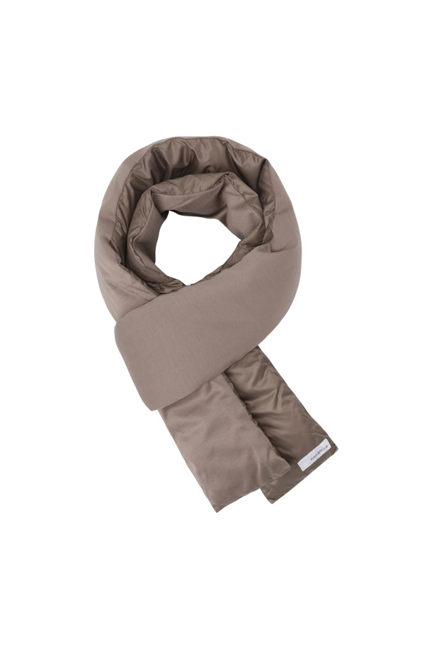 (NANAMICA) 다운 머플러 - 베이지는 부드러운 촉감과 보온성을 제공하는 남녀 공용 머플러입니다. 면과 다운 소재를 사용하여 제작되었으며, 무지 패턴의 미니멀하고 클래식한 디자인으로 다양한 스타일에 매치하기 좋습니다. 리버서블 디자인으로 활용도를 높였으며, 휴대용 파우치가 포함되어 있어 간편하게 휴대할 수 있습니다. 산책, 여행, 휴가 등 다양한 TPO에 활용하기 좋은 아이템입니다.
