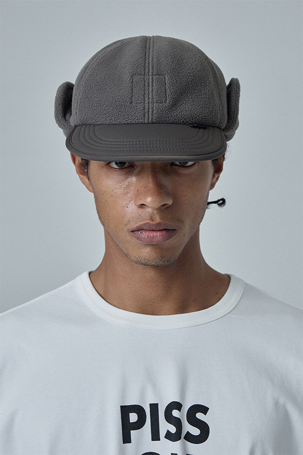 **하이커 트루퍼 캡 - 애쉬 브라운**은 하이킹과 일상생활에서 따뜻함과 스타일을 모두 잡을 수 있는 겨울철 방한 모자입니다. 부드러운 촉감의 플리스 소재와 두꺼운 두께로 뛰어난 보온성을 제공하며, 귀덮개와 버클 디자인이 특징입니다. 폴리에스테르와 나일론 혼방으로 제작되어 흡습, 속건 기능은 물론, 깊은 모자 깊이와 챙 부분의 심볼 라벨이 돋보입니다. 애쉬 브라운 컬러의 무지 디자인으로 캐주얼, 고프코어, 미니멀 스타일의 등산룩과 캠핑룩에 활용하기 좋습니다. 후면 버클 클로저를 통해 사이즈 조절이 가능합니다.
