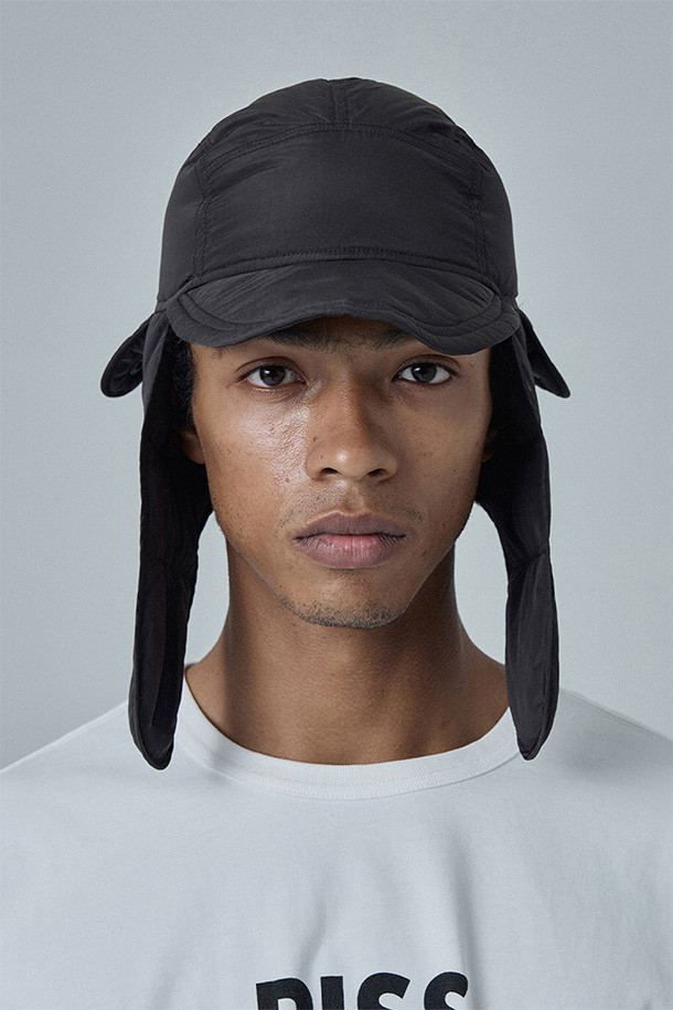 올리브 브라운 색상의 COLD WEATHER INSULATED 캡, 귀달이 모자입니다. 나일론과 덕다운 소재로 제작되어 겨울철 보온성을 극대화합니다. 깊은 모자 깊이와 숏 챙, 두꺼운 두께감으로 혹한기에도 따뜻하게 착용할 수 있습니다. 스트링과 스토퍼 디테일로 사이즈 조절이 용이하며, 귀덮개가 있어 찬 바람을 효과적으로 막아줍니다. 등산룩, 캠핑룩, 산책룩 등 다양한 아웃도어 활동은 물론, 캐주얼, 고프코어, 미니멀 스타일에도 잘 어울립니다.
