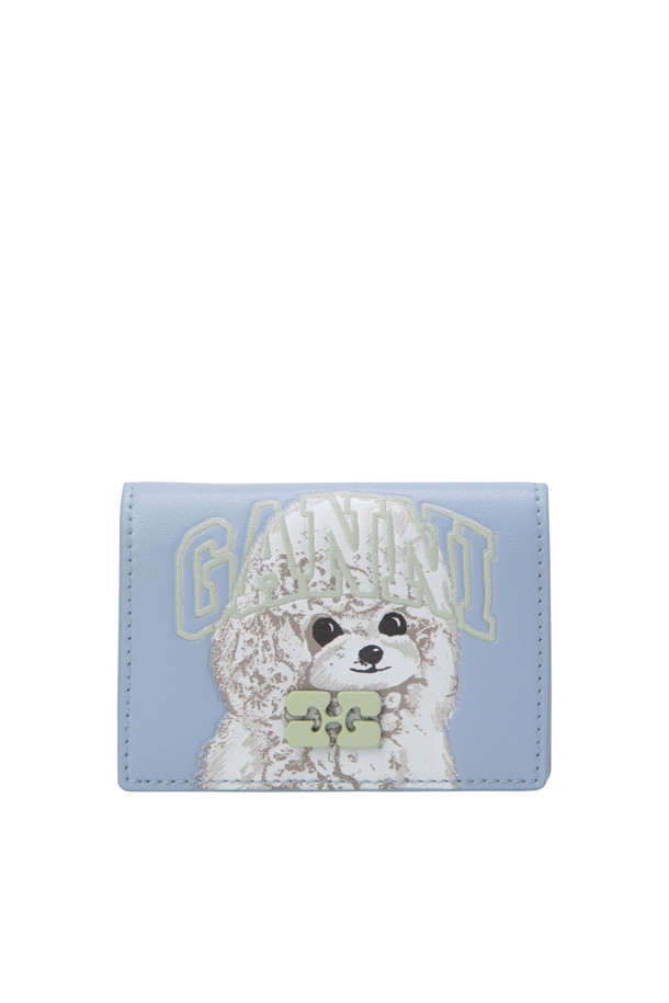 "부 카드 홀더 위드 플랩 애니멀 - 소프트 샴브레이"는 부드러운 샴브레이 소재의 플랩형 카드홀더입니다. 부드러운 질감의 합성가죽으로 제작되었으며, 귀여운 애니멀 패턴과 브랜드 로고, 버터플라이 로고 디자인이 특징입니다. 내부에는 실용적인 카드 수납 공간이 있으며, 키링을 걸 수 있는 더블링과 스냅 버튼형 잠금 방식으로 편의성을 더했습니다. 미니멀, 클래식, 캐주얼 스타일을 즐기는 분들께 데이트룩, 쇼핑룩, 카페룩에 어울리는 작은 사이즈의 카드 지갑입니다.
