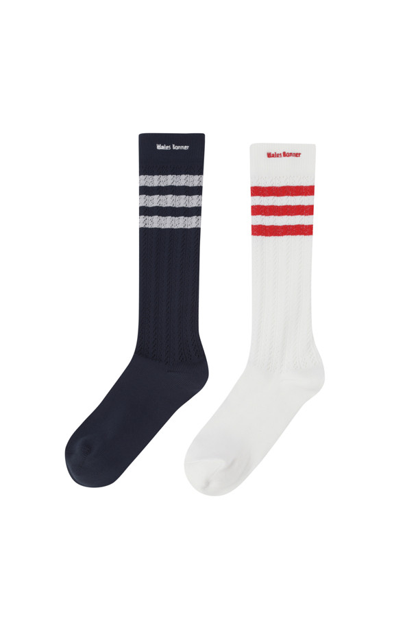 아디다스 X 웨일스 보너 CRO 하이 삭스 -  chalk white/night brown은 아디다스와 웨일스 보너의 콜라보레이션으로 탄생한 양말입니다. 화이트, 네이비, 브라운 컬러 배색의 스트라이프 패턴이 특징이며, 코튼 소재로 제작되어 부드러운 촉감과 뛰어난 통기성을 제공합니다. 일상생활에서 캐주얼하거나 스포티한 스타일을 연출하기 좋습니다. 로고 디테일과 컬러 블록 디자인이 돋보이며, 사계절 내내 착용할 수 있는 아이템입니다.
