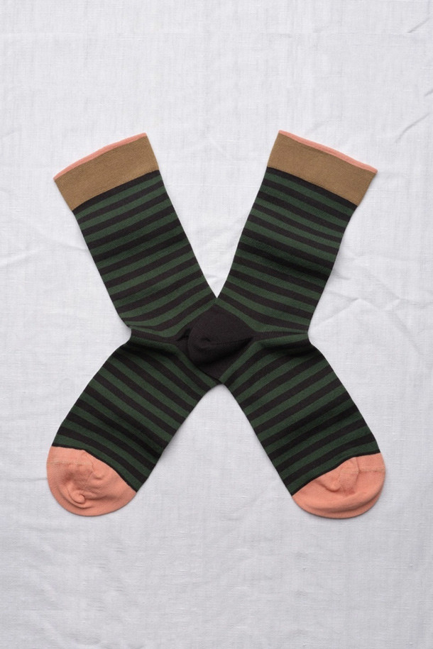 BONNE MAISON(본메종) RAYURES SOCKS - FAUX NOIR는 부드러운 촉감과 내구성을 자랑하는 스트라이프 패턴의 양말입니다. 이집트 면, 폴리아미드, 스판덱스 혼방 소재로 제작되어 사계절 내내 편안하게 착용할 수 있습니다. 딥그린, 블랙, 코랄핑크, 카멜 4가지 컬러로 출시되었으며, 캐주얼, 미니멀, 클래식 스타일을 연출하기 좋습니다. 중목 길이에 대비되는 컬러의 발가락과 밴드 부분이 디자인의 포인트이며, 산책룩과 집콕룩에 모두 잘 어울립니다. 얇은 두께감으로 답답함 없이 데일리하게 즐겨보세요.
