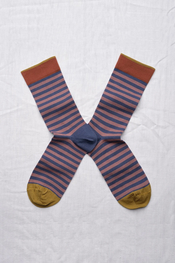 (BONNE MAISON) 래유어 삭스 - 레이즌은 이집트 면, 폴리아미드, 스판덱스 혼방 소재의 양말입니다. 부드러운 촉감과 얇은 두께로 제작되어 사계절 내내 편안하게 착용 가능하며, 일상복과 산책룩에 잘 어울립니다. 네이비, 로즈, 머스타드 컬러의 스트라이프 패턴이 캐주얼, 미니멀, 클래식 스타일을 연출합니다. 특수 방적 방식으로 제작된 내구성이 뛰어난 양말이며, 미드 카프 길이와 더블 쓰레드 구조로 안정적인 착용감을 제공합니다.
